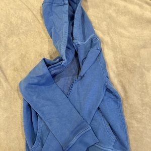 Sky blue hooded vineyard vines cozy sweatshirt in a size 7, never worn.